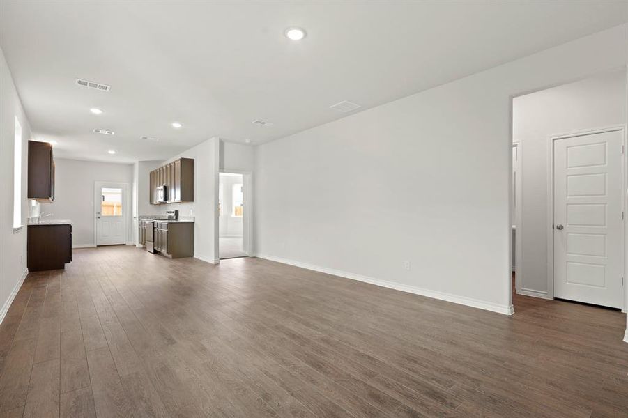 Spacious, unfurnished interior of a new home in Hanna Ranch, Everman (Image 17).