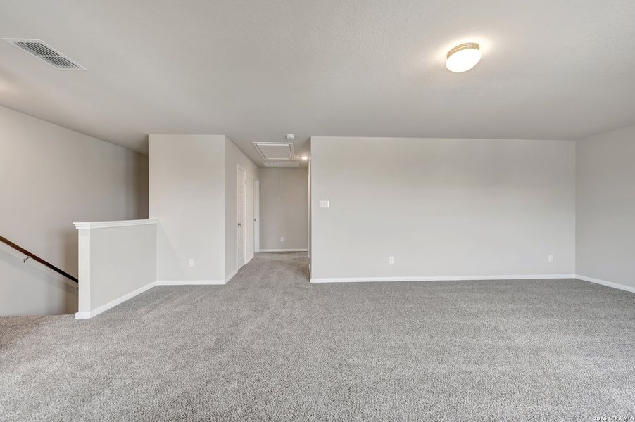 Spacious, unfurnished interior of a new home in Hunters Ranch, San Antonio (Image 33).