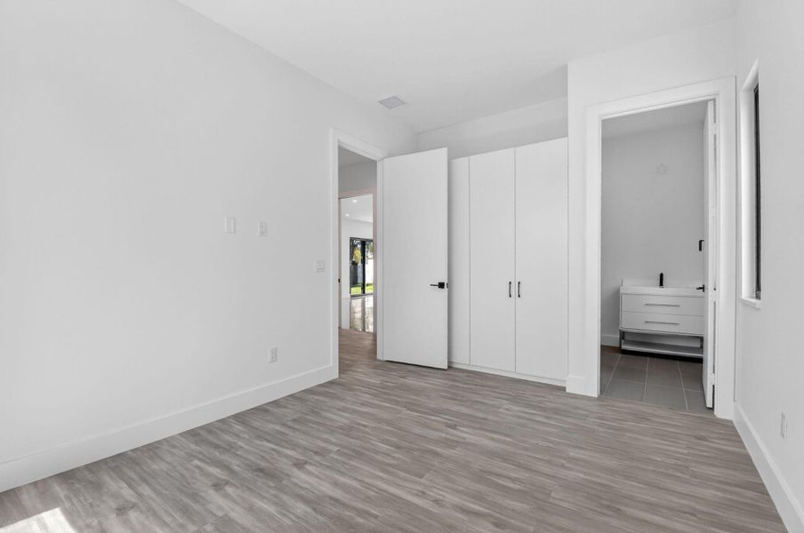 Spacious, unfurnished interior of a new home in , Palm Springs (Image 41).