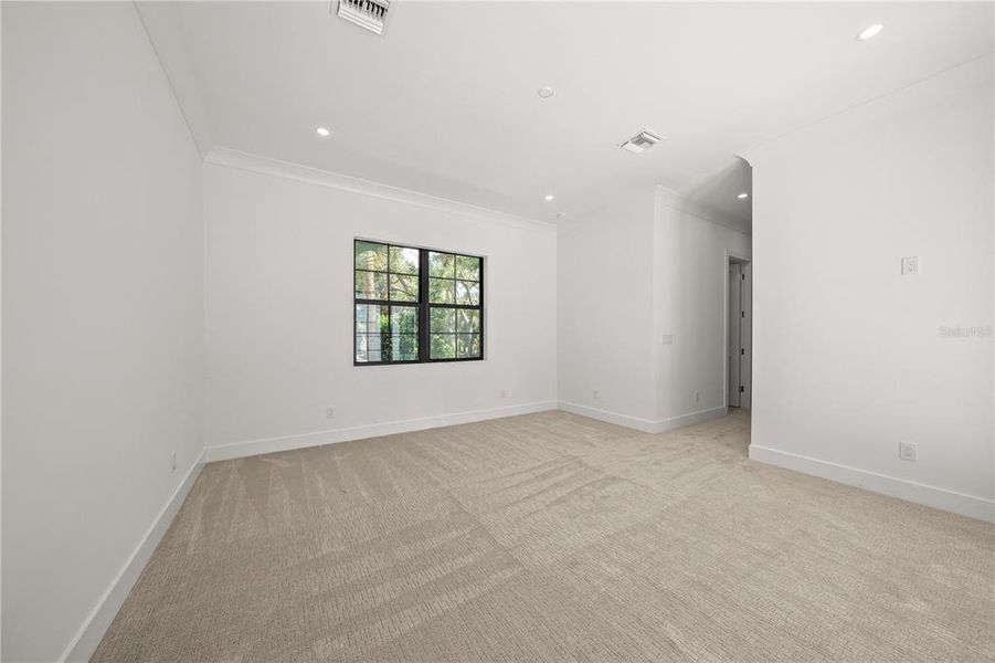 Spacious, unfurnished interior of a new home in , Sarasota (Image 25).