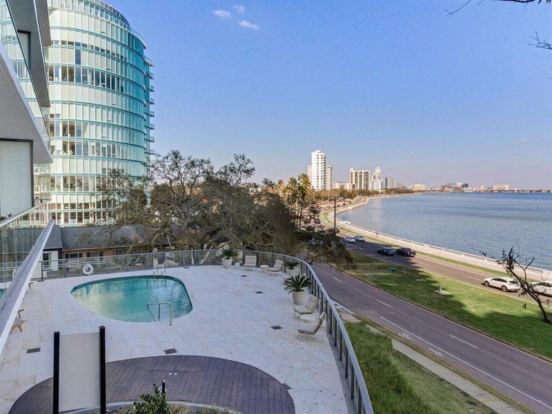 Condo located in Tampa, FL showcasing its design and architecture (Image 4).