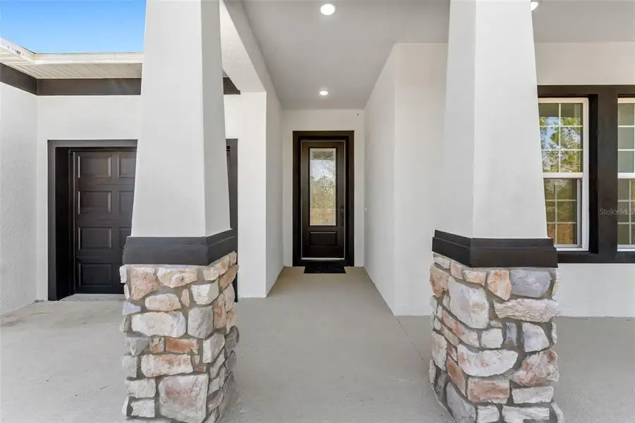 Exterior details and patio area of a home in , Orlando (Image 4).