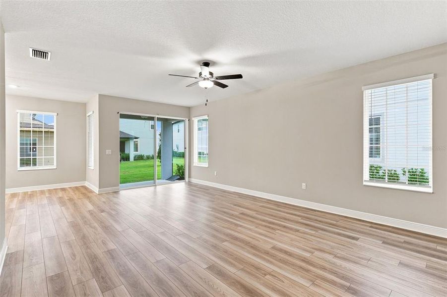 Spacious, unfurnished interior of a new home in Reunion Village, Kissimmee (Image 25).