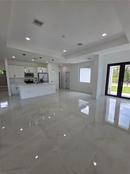Spacious, unfurnished interior of a new home in , Lehigh Acres (Image 11).