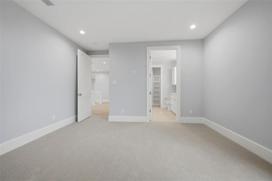 Spacious, unfurnished interior of a new home in , Dallas (Image 34).