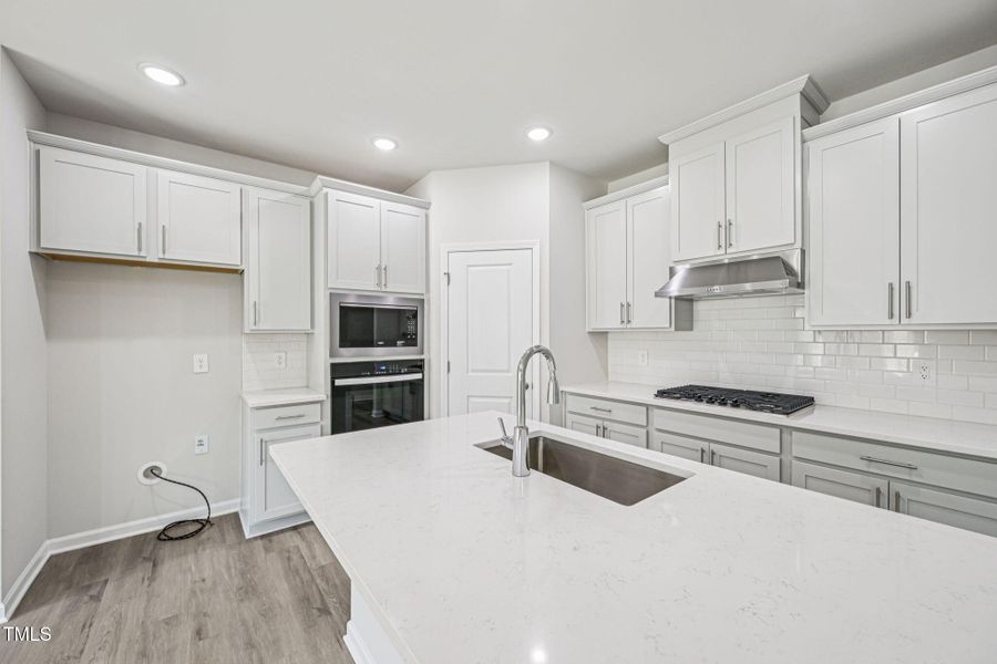 14-web-or-mls-Raleigh - Oak Manor - 721