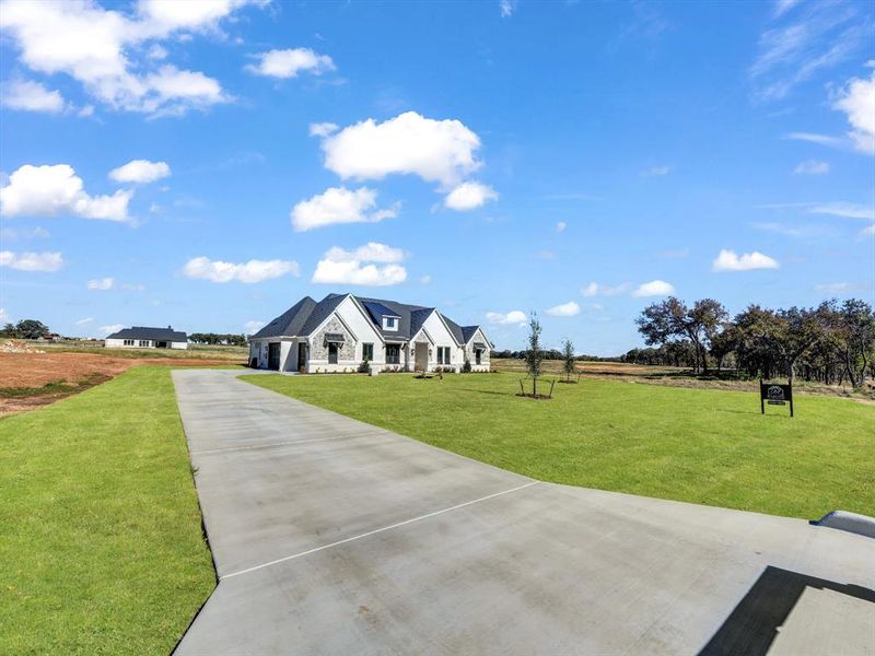 View of front of property featuring a front yard