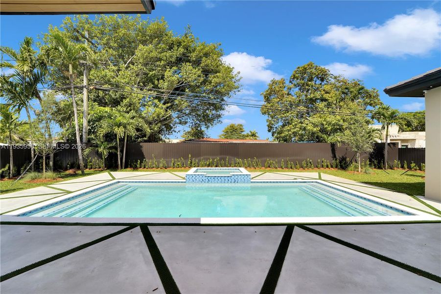 Exterior details and patio area of a home in , Miami (Image 31).