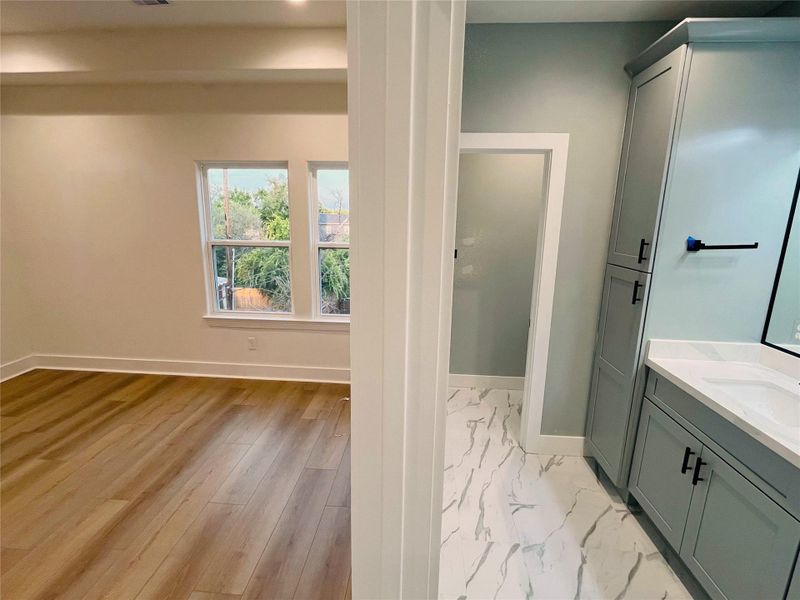 Spacious, unfurnished interior of a new home in , Houston (Image 41).