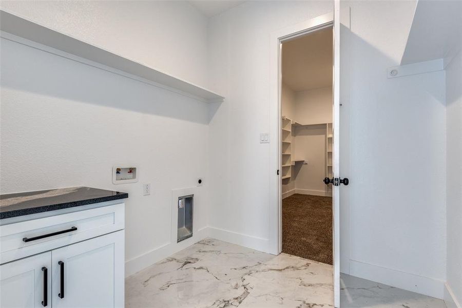 Washroom with light carpet, hookup for an electric dryer, and washer hookup