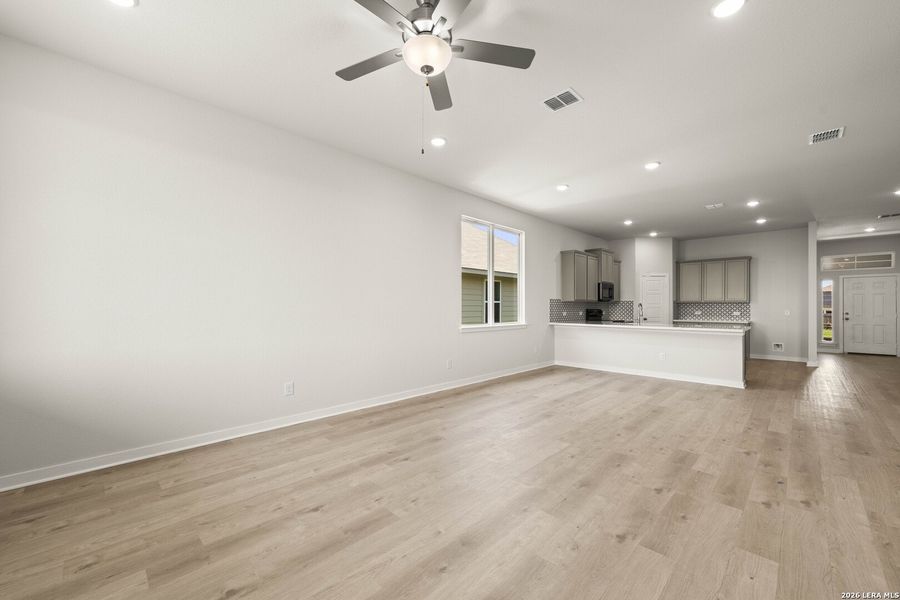 Spacious, unfurnished interior of a new home in Arroyo Ranch, Seguin (Image 15). Spacious, unfurnished interior of a new home in Arroyo Ranch, Seguin (Image 15).