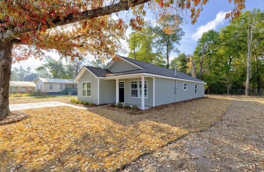 Exterior details and patio area of a home in , Walterboro (Image 2).