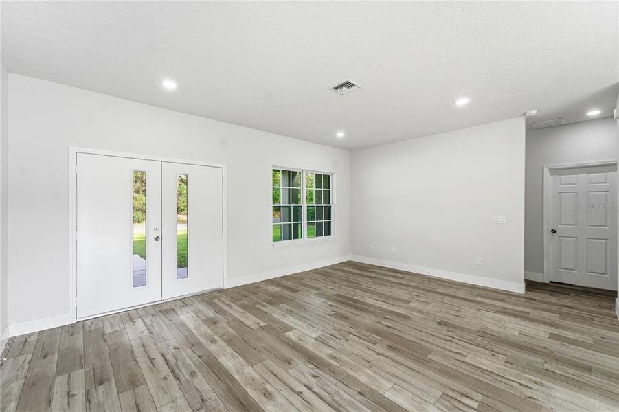 Spacious, unfurnished interior of a new home in , Citrus Springs (Image 16).