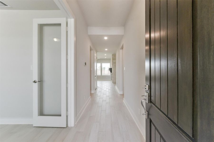 Spacious, unfurnished interior of a new home in , Texas City (Image 16).