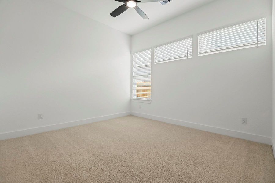 Spacious, unfurnished interior of a new home in Hallimore Ranch, Rosenberg (Image 13).