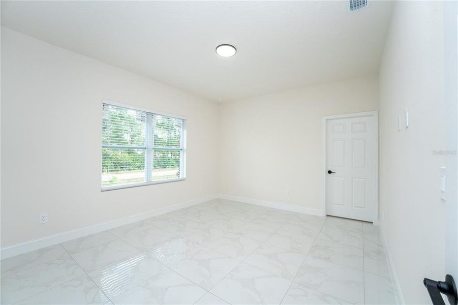 Spacious, unfurnished interior of a new home in , Deland (Image 11).