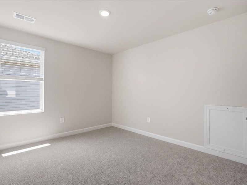 Spacious, unfurnished interior of a new home in Village at White Pine, Pendleton (Image 19).