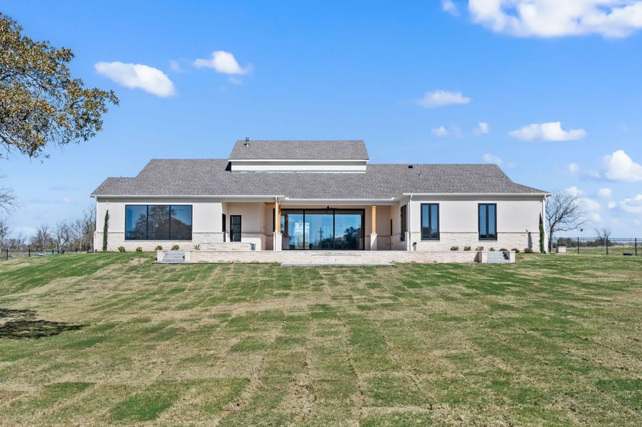 Exterior details and patio area of a home in Fleming Pointe, Fort Worth (Image 32).
