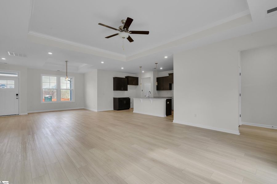Spacious, unfurnished interior of a new home in Lynbrook, Boiling Springs (Image 17).