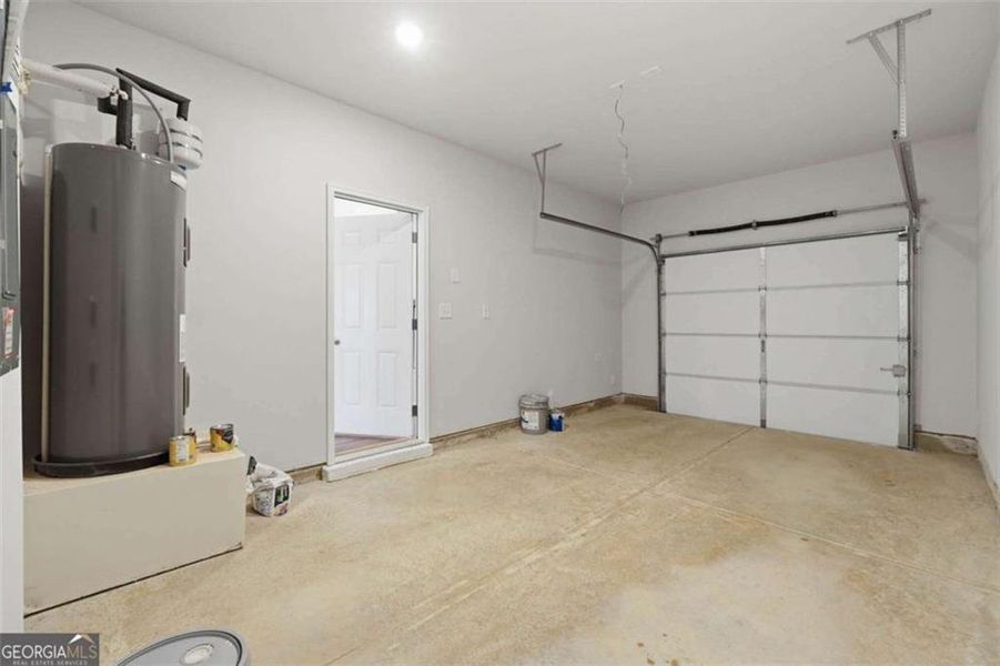 Spacious, unfurnished interior of a new home in The Grove At Mundy Mill, Gainesville (Image 14).