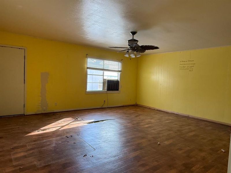 Spacious, unfurnished interior of a new home in , Paris (Image 6).