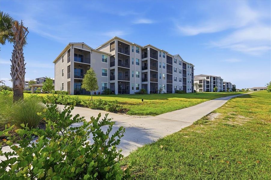 Condo located in Venice, FL showcasing its design and architecture (Image 5). Condo located in Venice, FL showcasing its design and architecture (Image 5).