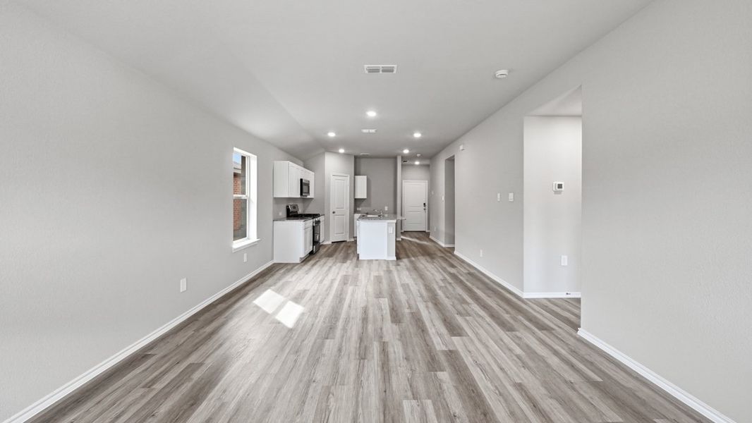 Representative unfurnished interior of a home built from the Dalton by D.R. Horton in Rock Creek West, Fort Worth (Image 21).