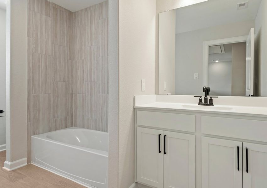 Shower/tub combination in bathroom