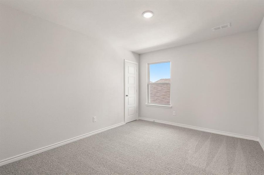 Spacious, unfurnished interior of a new home in Sycamore Landing, Fort Worth (Image 13).
