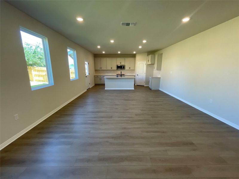 Spacious, unfurnished interior of a new home in Covered Bridge, Hutto (Image 33). Spacious, unfurnished interior of a new home in Covered Bridge, Hutto (Image 33).