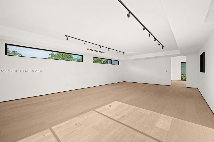 Spacious, unfurnished interior of a new home in , Miami (Image 32).