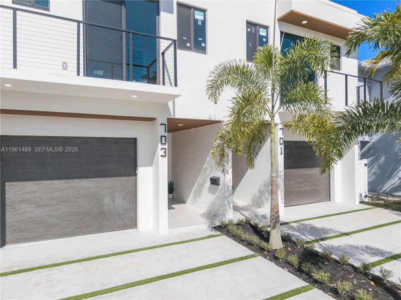 Exterior details and patio area of a home in , Fort Lauderdale (Image 3).