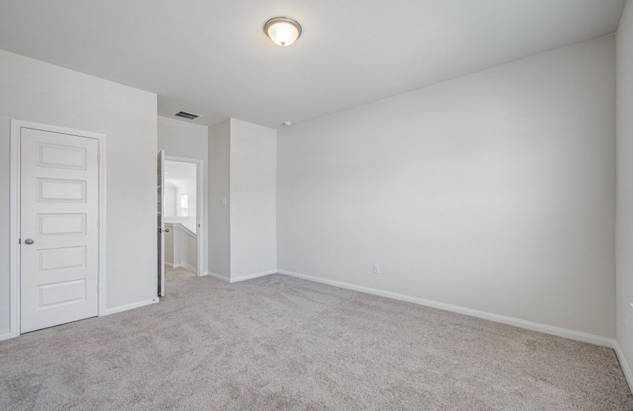 Spacious, unfurnished interior of a new home in Aldine Pines, Houston (Image 36).