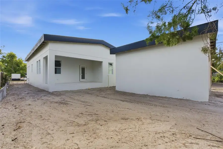 Exterior details and patio area of a home in , St. Petersburg (Image 5).