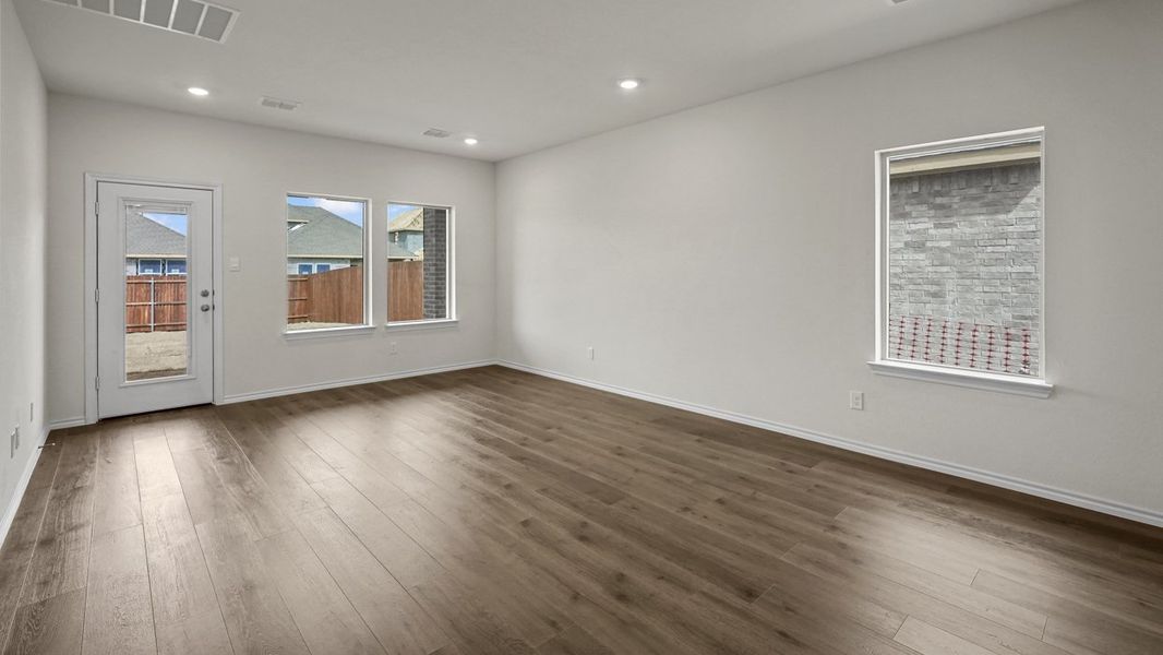Spacious, unfurnished interior of a new home in Hanolley Hills, Sherman (Image 5).