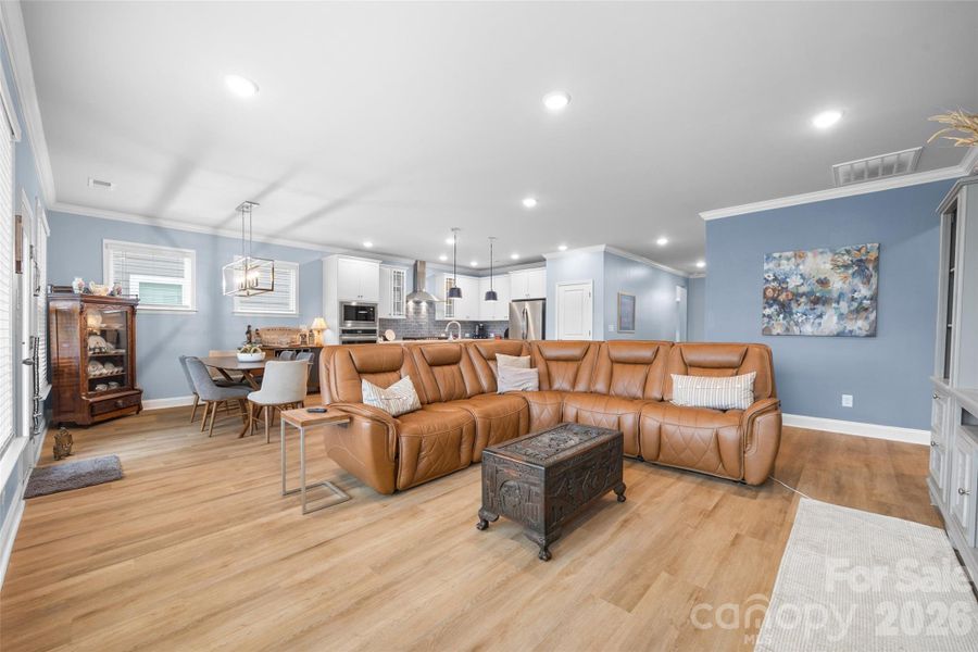 Spacious Family Room Spacious Family Room