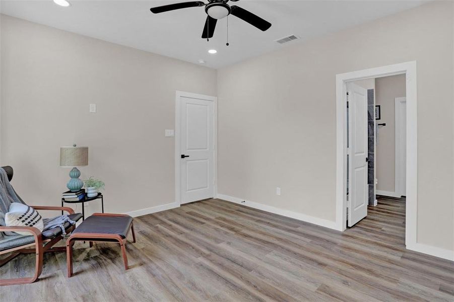 Spacious, unfurnished interior of a new home in , Denison (Image 21).