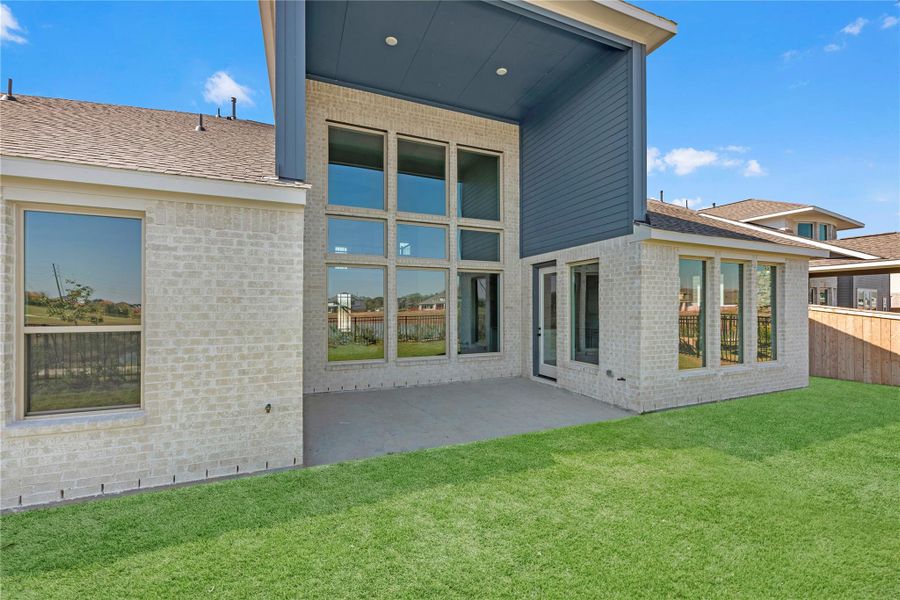 Exterior details and patio area of a home in Fulshear Lakes - 60', Fulshear (Image 3).