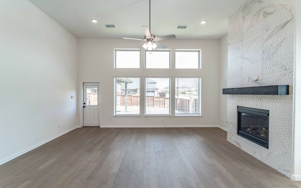 Spacious, unfurnished interior of a new home in Solterra, Mesquite (Image 11).