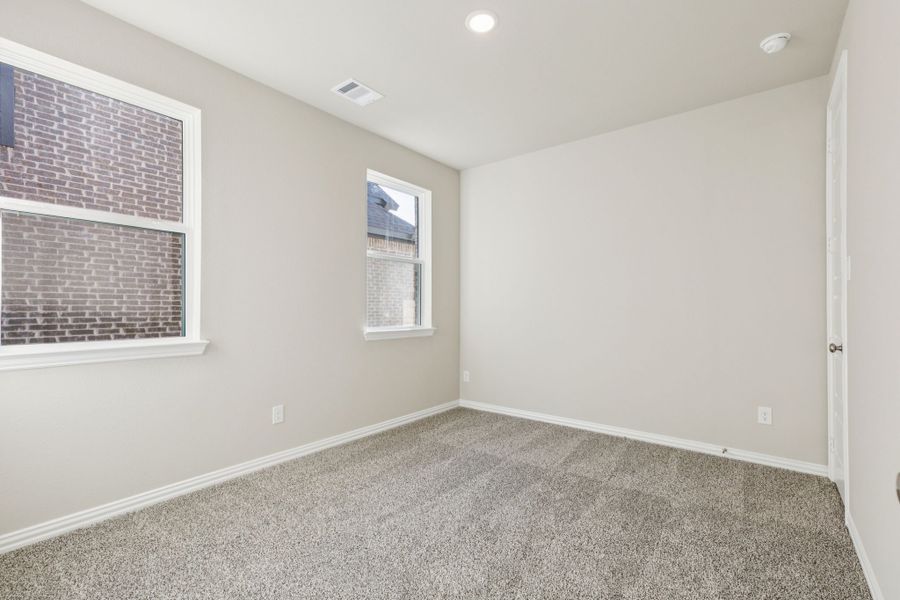 Spacious, unfurnished interior of a new home in Summer Crest, Fort Worth (Image 26).