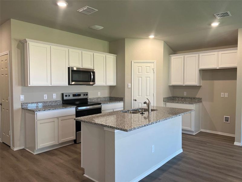 Furnished interior view inside a new home in Park Meadows, Lorena (Image 6).