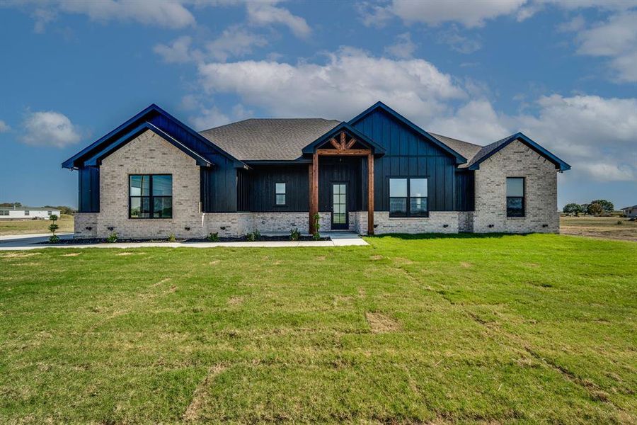 View of front of house featuring a front yard