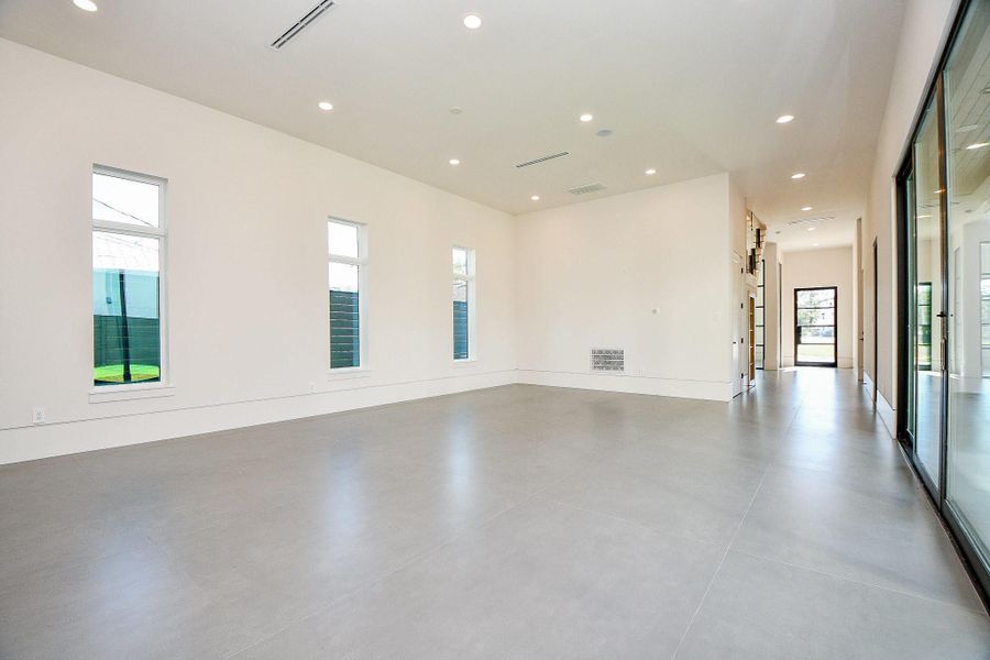 Spacious, unfurnished interior of a new home in , Houston (Image 37).