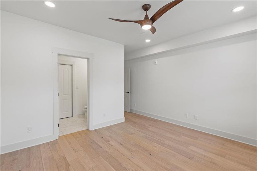 Spacious, unfurnished interior of a new home in , Peachtree City (Image 25).