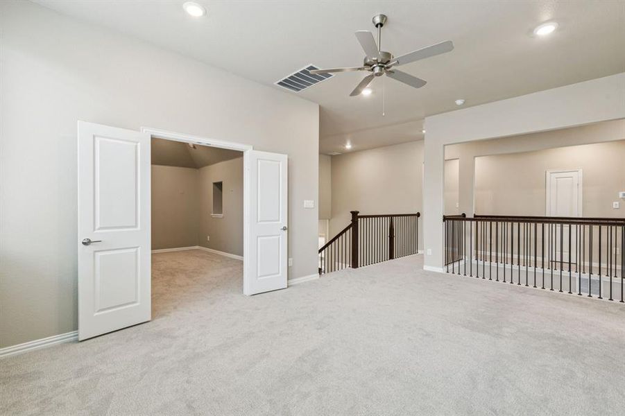 Carpeted spare room with ceiling fan and recessed lighting