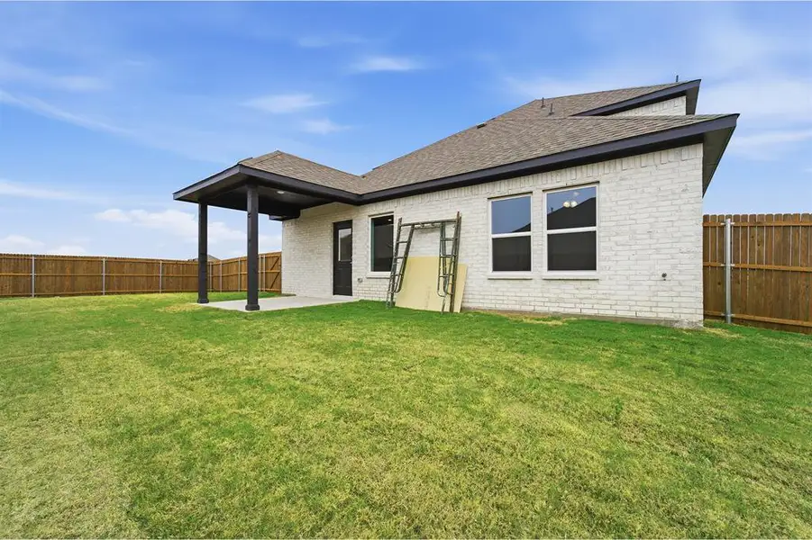 Exterior details and patio area of a home in Saddlebrook Estates, Waxahachie (Image 3).