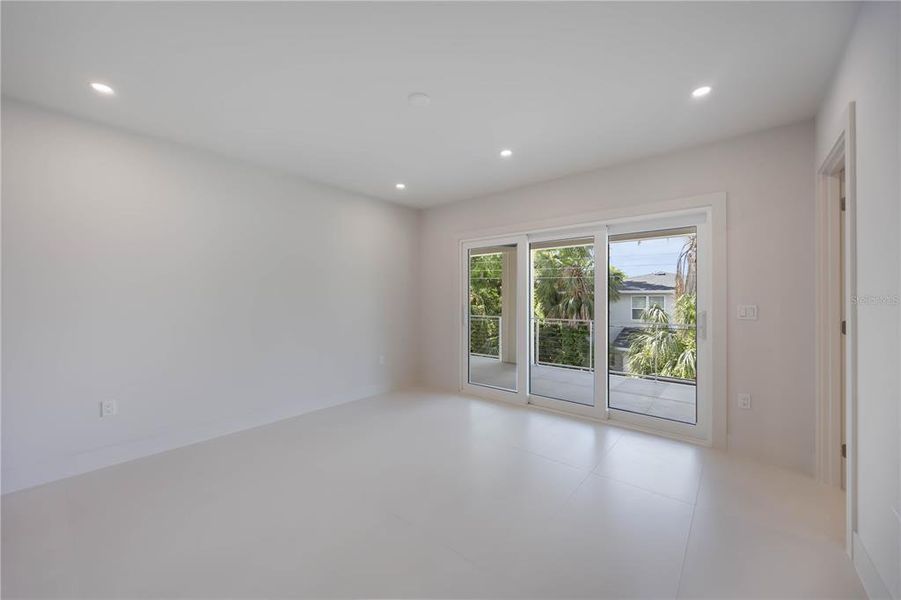 Spacious, unfurnished interior of a new home in , Sarasota (Image 72).