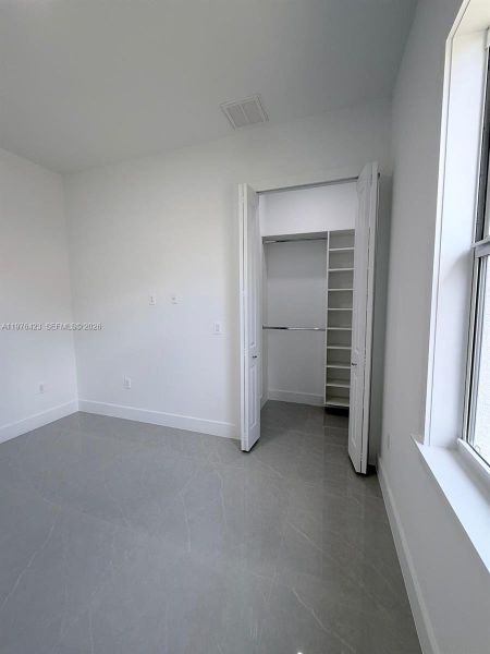 Spacious, unfurnished interior of a new home in , Cape Coral (Image 21).