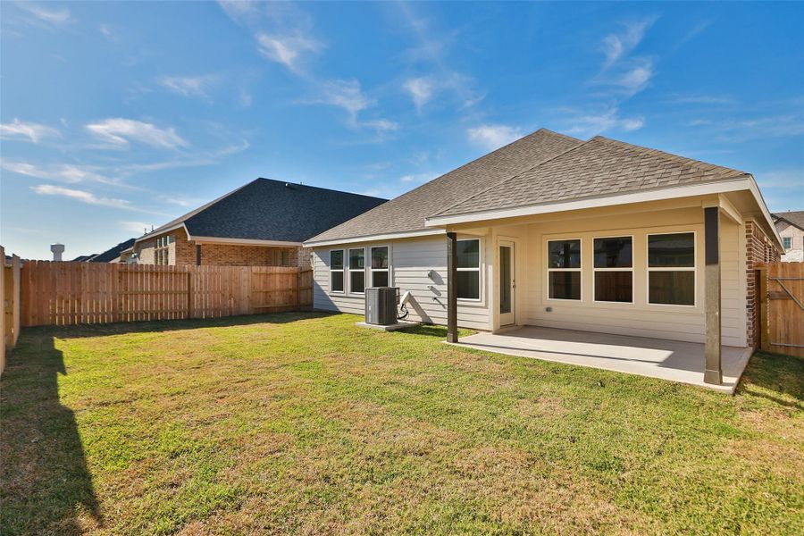 Exterior details and patio area of a home in Beamer Villas, Friendswood (Image 20).