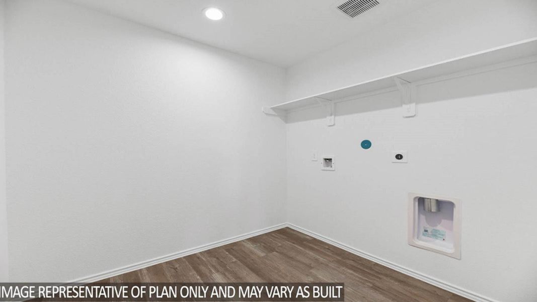 Spacious, unfurnished interior of a new home in East Williams Cove, Conroe (Image 11).
